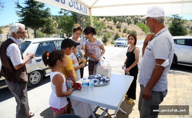 Belediye'den Su ve Lokum İkramı