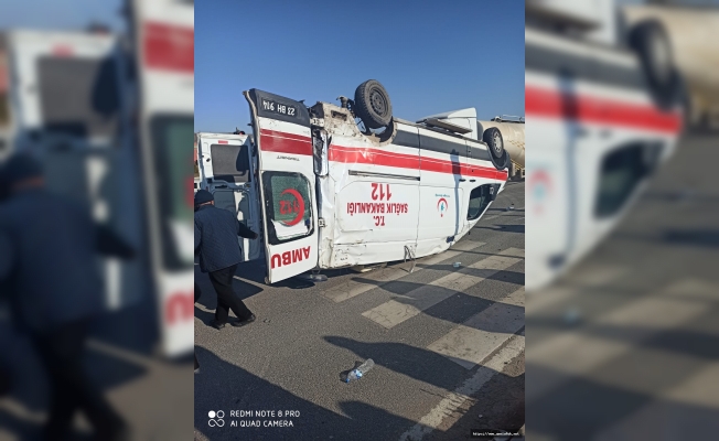 Ticari Aracın Çarptığı Ambulans Takla Attı