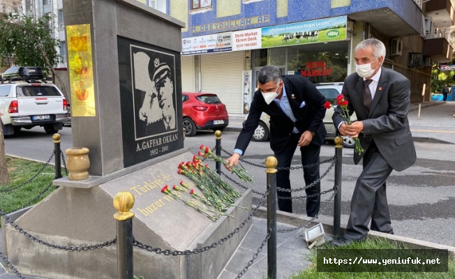 Milletvekili Gürsel Erol, Emniyet Müdürü Ali Gaffar Okkan’ın şehit düştüğü yerdeki anıtı ziyaret ederek karanfil bıraktı.