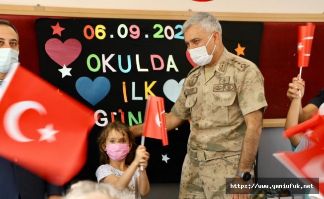 Elazığ İl Jandarma Komutanı Yıldız, minik öğrencilerin heyecanına ortak oldu