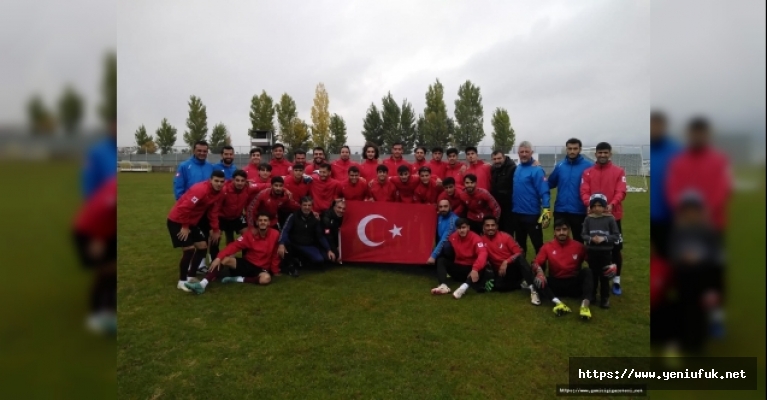 Antrenmanda Türk Bayrağı Açtılar