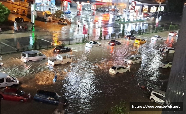 ETKİLİ OLAN SAĞANAK YAĞIŞ NEDENİYLE CADDE VE SOKAKLAR GÖLE DÖNDÜ