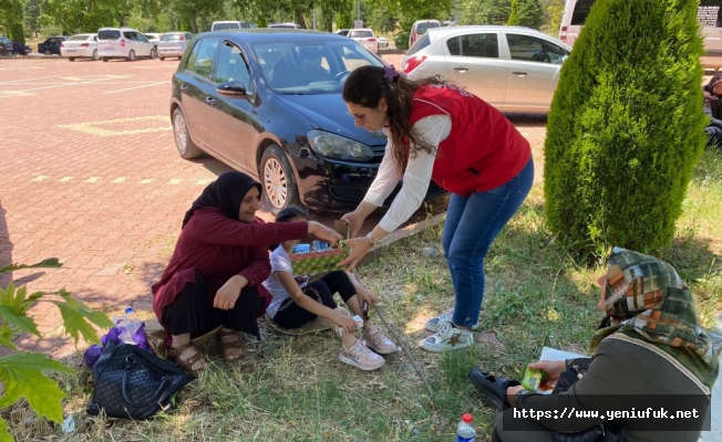 GENÇLİK MERKEZİ’NDEN SINAV ÖNCESİ MEYVE SUYU VE KEK İKRAMI