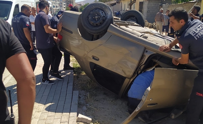 KALDIRIMA ÇARPAN ARAÇ TAKLA ATTI: 2 YARALI