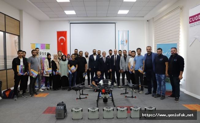 İNSANSIZ HAVA ARACI İLE ZİRAİ İLAÇLAMA EĞİTİMİNİ TAMAMLAYANLARA SERTİFİKALARI VERİLDİ