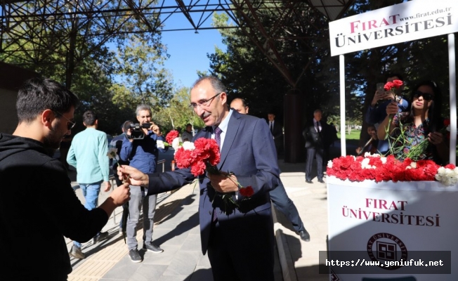 YENİ AKADEMİK YIL BAŞLADI, ÖĞRENCİLERİ REKTÖR GÖKTAŞ KARŞILADI