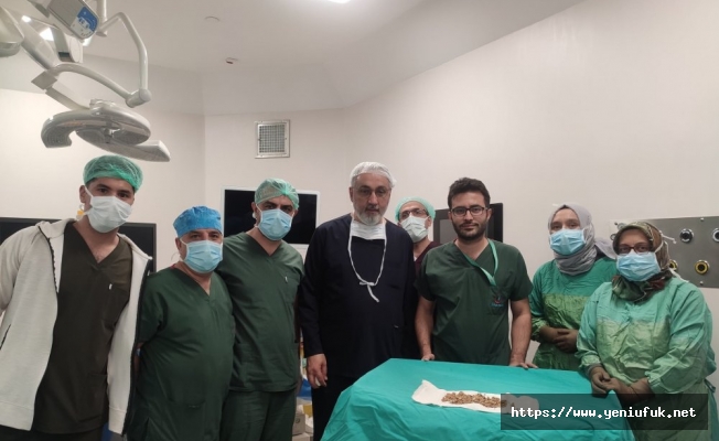 FETHİ SEKİN ŞEHİR HASTANESİ’NDE 13 CM’LİK BÖBREK TAŞI KAPALI AMELİYAT İLE ALINDI