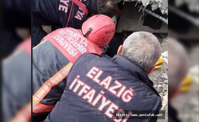 Elazığ Belediyesi İtfaiye Ekipleri, Enkaz Atında Kalan Baba Ve Kızı Kurtardı