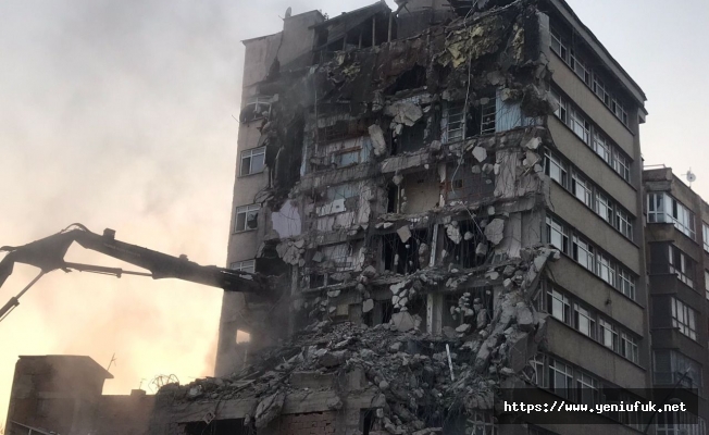 Elazığ'da paniğe neden olan binada yıkım işlemi başladı