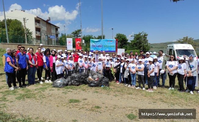 Jandarma Ve Öğrenciler Sahilde Çevre Temizliği Yaptı