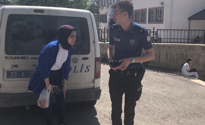 Sınava polis ekipleri tarafından yetiştirildiler