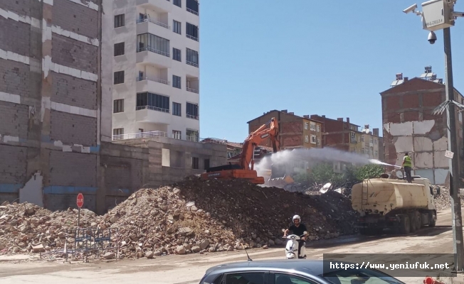 Ağır hasarlı binaların yıkımı sürüyor