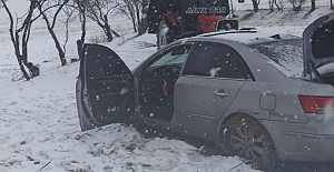 Karda yolda kalan araçları Jandarma ekipleri kurtardı