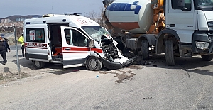 Ambulans Beton Mikseri ile Çarpıştı 5 Yaralı