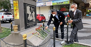 Milletvekili Gürsel Erol, Emniyet Müdürü Ali Gaffar Okkan’ın şehit düştüğü yerdeki anıtı ziyaret ederek karanfil bıraktı.