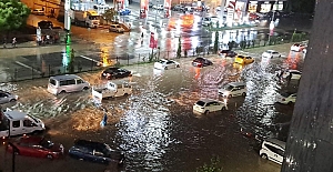 ETKİLİ OLAN SAĞANAK YAĞIŞ NEDENİYLE CADDE VE SOKAKLAR GÖLE DÖNDÜ