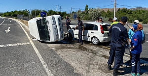 PİKAP İLE KAMYONET ÇARPIŞTI