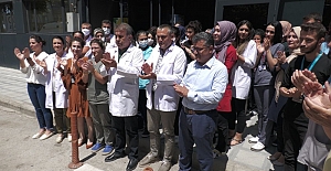 DOKTOR OKTAY KAPAN İÇİN İŞ ARKADAŞLARI HASTANE ÖNÜNDE PROTESTO YAPTI