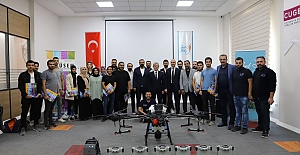 İNSANSIZ HAVA ARACI İLE ZİRAİ İLAÇLAMA EĞİTİMİNİ TAMAMLAYANLARA SERTİFİKALARI VERİLDİ