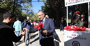 YENİ AKADEMİK YIL BAŞLADI, ÖĞRENCİLERİ REKTÖR GÖKTAŞ KARŞILADI