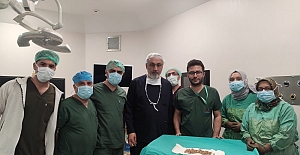 FETHİ SEKİN ŞEHİR HASTANESİ’NDE 13 CM’LİK BÖBREK TAŞI KAPALI AMELİYAT İLE ALINDI