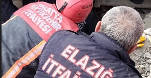 Elazığ Belediyesi İtfaiye Ekipleri, Enkaz Atında Kalan Baba Ve Kızı Kurtardı