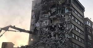 Elazığ'da paniğe neden olan binada yıkım işlemi başladı